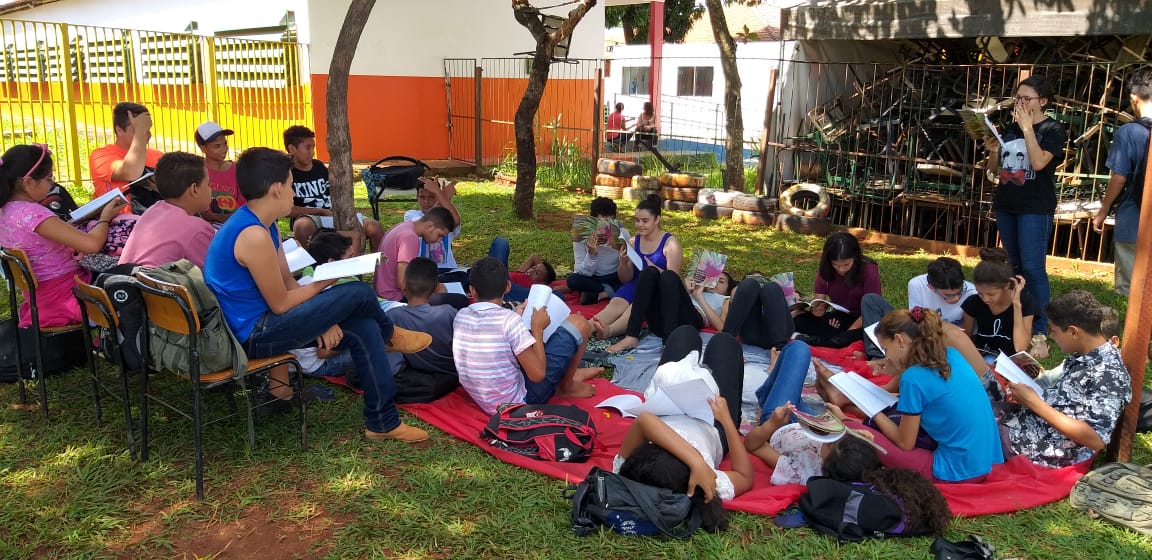 Estudantes do curso de Letras - Português realizaram ateliês de leitura e escrita, na Escola Municipal Leonísia Naves de Almeida, em Goiânia. (foto: Alita Paraguassú).